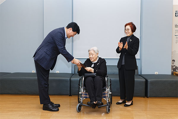 김동길 장학기금 전달식 참석