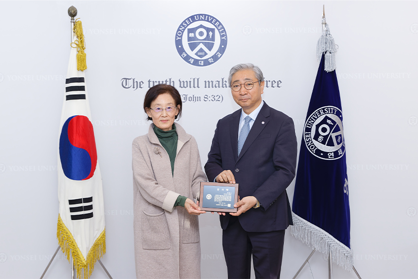 정혜신 한남대학교 명예교수 기금 전달식